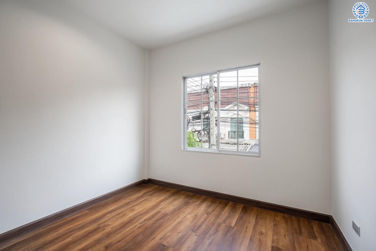 บ้านมือสองตกแต่งใหม่ ม.เดอะวิลล่า ราชพฤกษ์-ท่าอิฐ หลังมุม แบรนด์ Property Perfect โซนต้นโครงการ เดินทางสะดวก เนื้อที่ 23.9 ตร.ว. ฟังก์ชัน 3 ห้องนอน 2 ห้องน้ำ จอดรถได้ 1 คัน บนทำเลเชื่อมต่อทั้ง ถ.รัตนาธิเบศร์ และถ.ราชพฤกษ์ และเพียง 10 นาทีถึงรถไฟฟ้า "สถานีบางรักน้อยท่าอิฐ"...